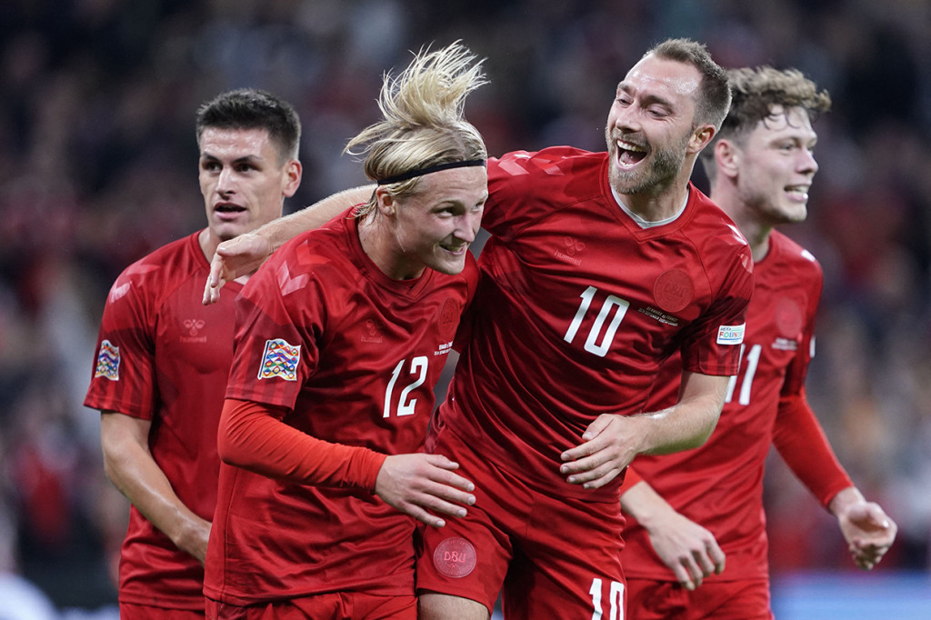 Kedua gol Denmark kali ini tercipta di babak pertama. Dimulai dengan Kasper Dolberg (33') dan dituntaskan Andreas Skov Olsen (39'). Prancis terus mencoba membalas, tapi Denmark mengontrol keunggulan dengan baik.