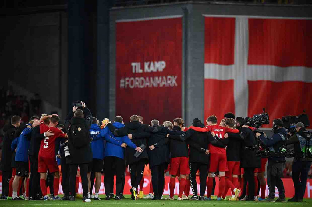 Sementara Denmark gagal ke putaran final meski menang karena Kroasia di laga lain juga meraup hasil positif. Denmark harus puas menutup fase grup di posisi dua dengan 12 poin, kalah satu poin dari Kroasia yang membungkam Austria 3-1. 