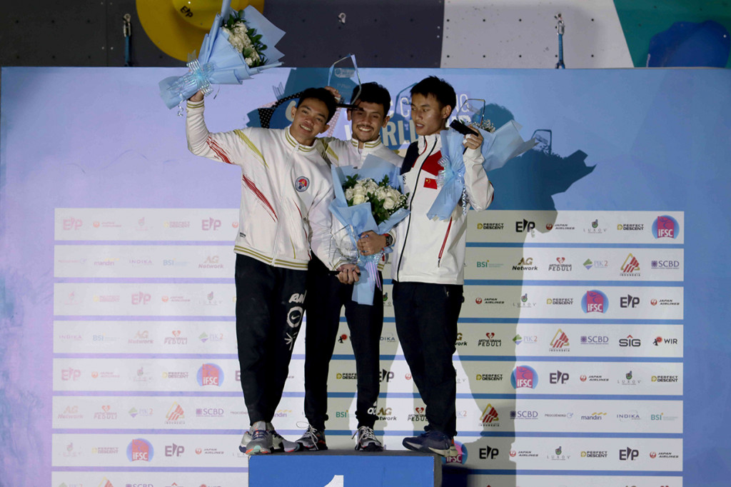 Atlet panjat tebing Indonesia Veddriq Leonardo (tengah) berhasil menjadi juara umum dunia speed putra, dan atlet Indonesia Kiromal Katibin menjadi juara kedua dalam ajang IFSC Climbing World Cup Piala Dunia Panjat Tebing seri Jakarta, Sabtu, 25 September 2022.