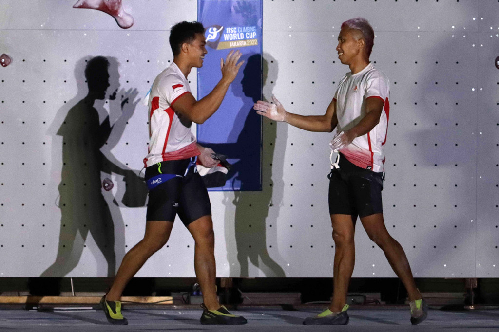 Atlet panjat tebing Indonesia Aspar Jaelolo (kanan) berhasil mencatat waktu tercepat dan meraih medali emas speed putra seri Jakarta, melawan rekan senegaranya Kiromal Katibin (kiri), dalam ajang IFSC Climbing World Cup Piala Dunia Panjat Tebing seri Jakarta, Sabtu, 25 September 2022.