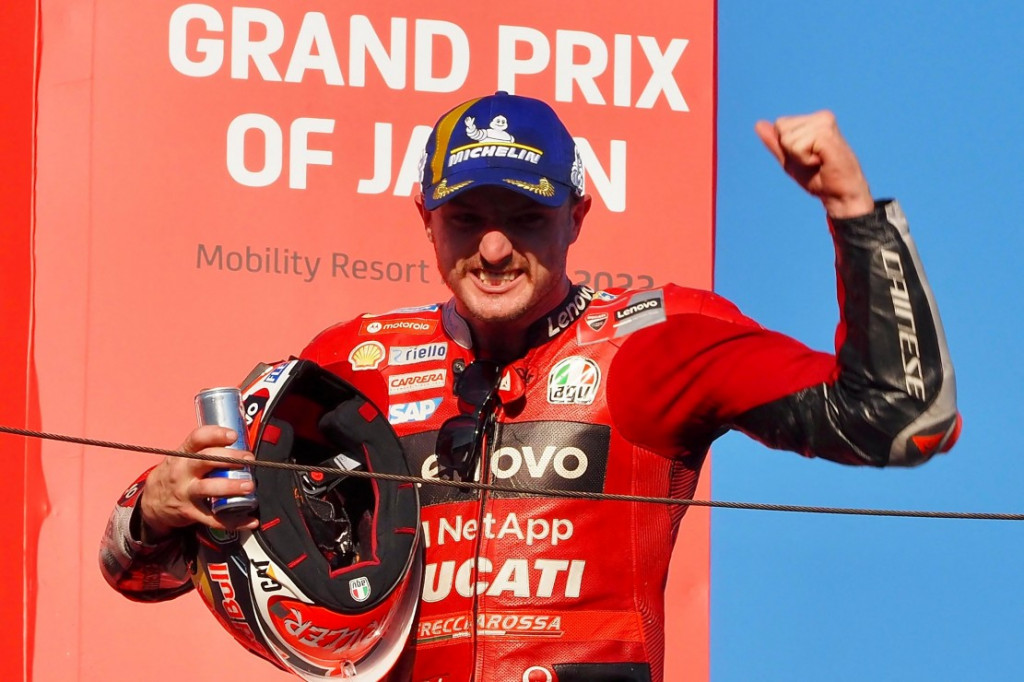 Rider Ducati, Jack Miller, menjuarai MotoGP Jepang 2022. Pebalap Australia itu meraih kemenangan pertama di MotoGP 2022. Miller menjadi yang tercepat saat menyentuh garis finis dengan catatan waktu 42 menit 29,174 detik dalam 24 lap. 