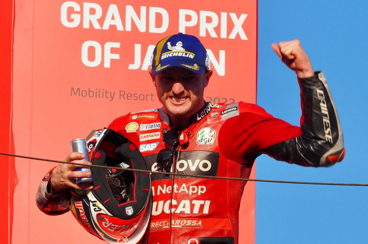 Rider Ducati, Jack Miller, menjuarai MotoGP Jepang 2022. Pebalap Australia itu meraih kemenangan pertama di MotoGP 2022. Miller menjadi yang tercepat saat menyentuh garis finis dengan catatan waktu 42 menit 29,174 detik dalam 24 lap. 