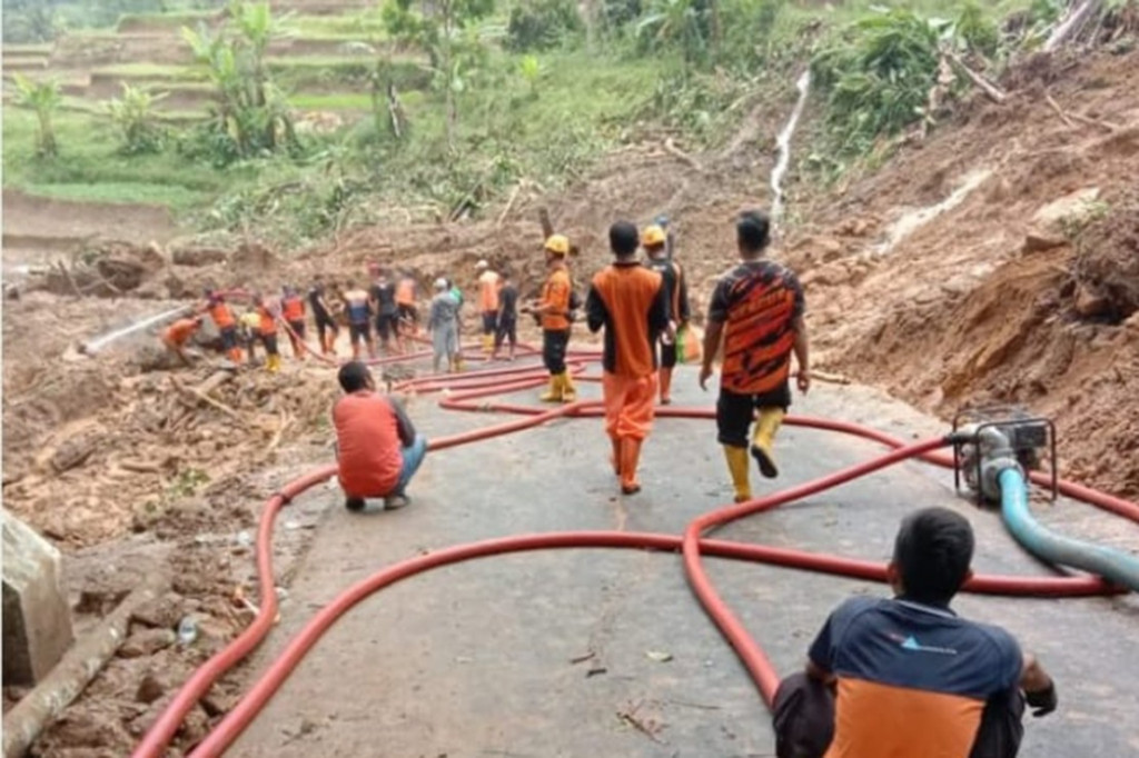 Tebing setinggi 30 meter di Kampung Panyalahan, Desa Pamijahan, Kecamatan Bantarkalong, Kabupaten Tasikmalaya longsor dan menutup akses jalan desa, Minggu, 25 September 2022.