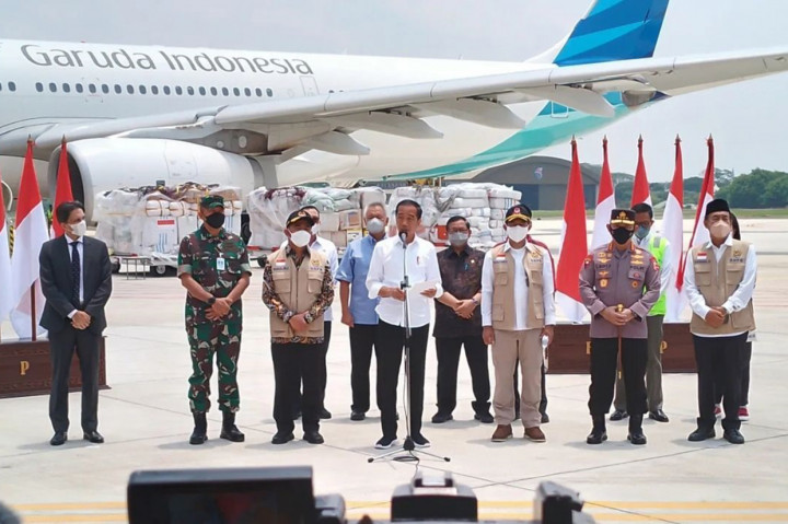 Jokowi juga menyampaikan dukacita mendalam atas korban jiwa akibat bencana banjir dan tanah longsor di Pakistan. Jokowi menyebut bencana itu berdampak luas bagi kehidupan rakyat Pakistan.