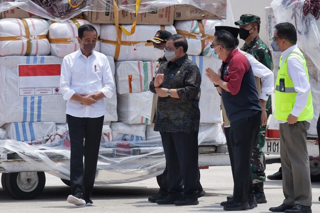 Presiden Joko Widodo melepas keberangkatan pengiriman bantuan Pemerintah Indonesia untuk para korban bencana banjir di Pakistan pada Senin, 26 September 2022.