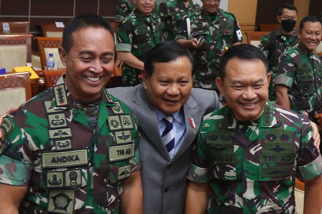Menhan Prabowo Subianto (tengah) merangkul Panglima TNI Jenderal TNI Andika Perkasa (kiri) dan KSAD Jenderal TNI Dudung Abdurachman (kanan) setelah mengikuti Rapat Dengar Pendapat (RDP) dengan Komisi I DPR di Kompleks Parlemen, Senayan, Jakarta, Senin, 26 September 2022.