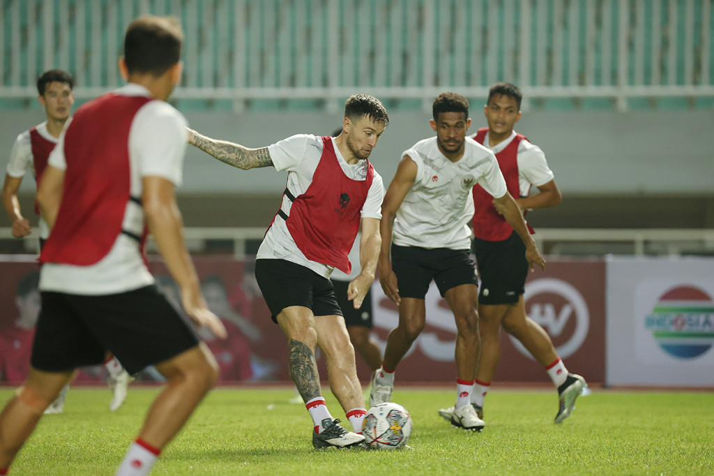 Pemain Timnas Indonesia Marc Klok (ketiga dari kanan) melakukan latihan bersama rekannya jelang laga kedua melawan Curacao di Stadion Pakansari, Bogor, Jawa Barat, Senin, 26 September 2022.