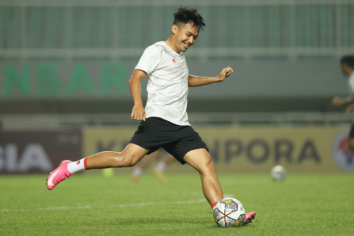 Pemain Timnas Indonesia Witan Sulaeman melakukan latihan jelang laga kedua melawan Curacao di Stadion Pakansari, Bogor, Jawa Barat, Senin, 26 September 2022.