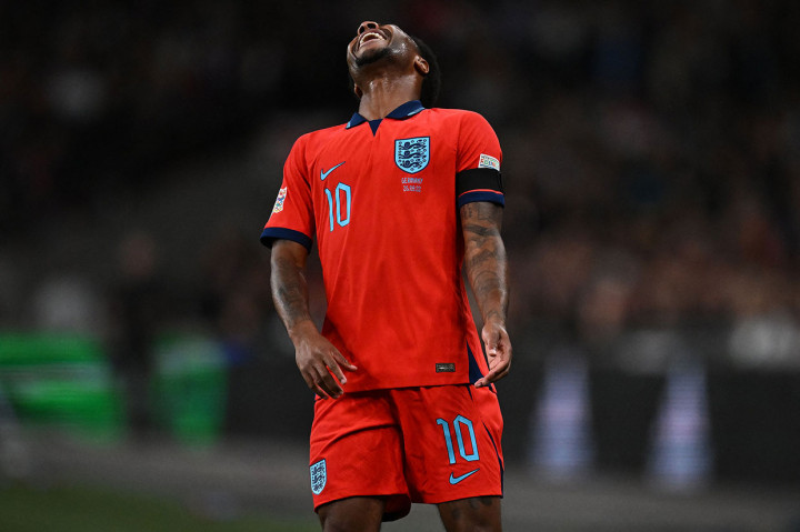 Peluang pertama diperoleh tuan rumah lewat Raheem Sterling pada menit ke-25. Mendapat umpan dari sisi kiri, Sterling berhasil mengecoh dua pemain belakang Jerman dan melepaskan sepakan kaki kiri. Beruntung kiper Marc-Andre ter Stegen berhasil melakukan penyelamatan gemilang.