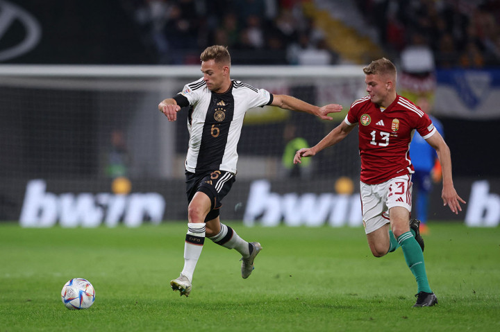 Sementara peluang Jerman di akhir babak pertama lewat sepakan Joshua Kimmick dari luar kotak penalti masih menyamping tipis dari gawang Inggris. Tidak ada gol yang tercipta di babak pertama.