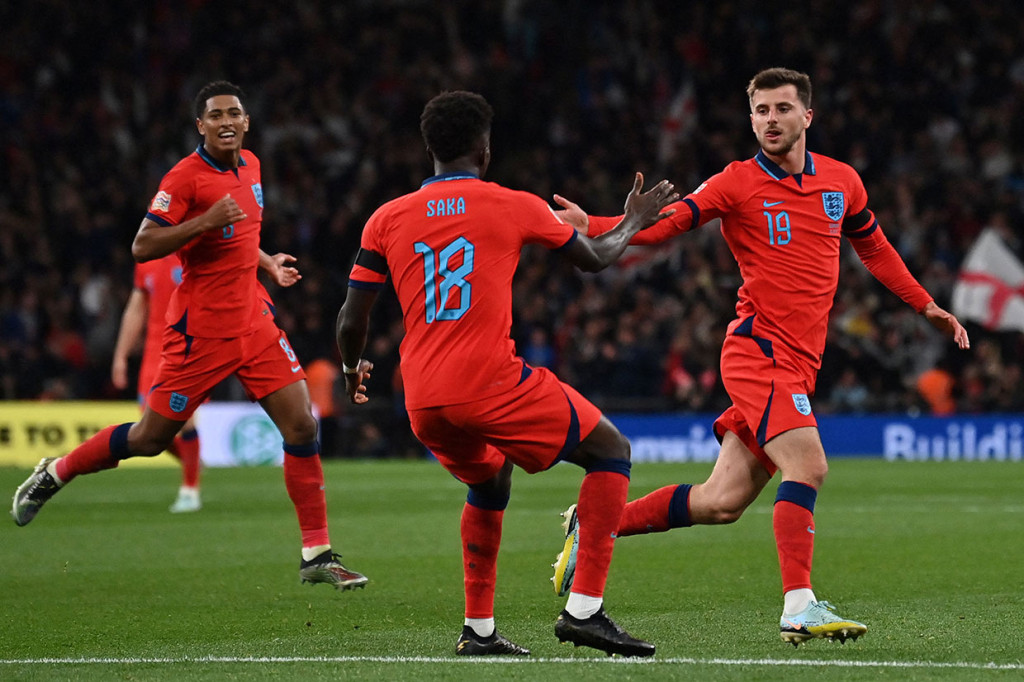 Hanya butuh tiga menit bagi Inggris untuk menyamakan kedudukan. Bukayo Saka lolos di sisi kanan dan mengirim umpan tarik yang langsung disambar Mason Mount. Bola meluncur deras dan tidak bisa dihentikan Ter Stegen. Inggris 2-2 Jerman.