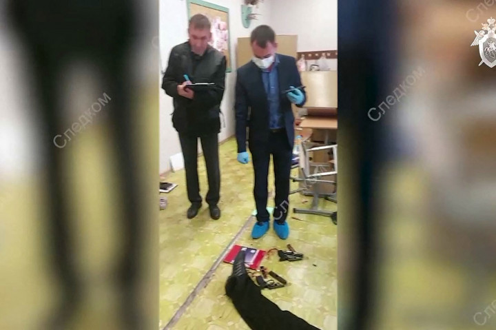 Menurut penyelidik, penyerang mengenakan atasan hitam dengan simbol Nazi dan balaclava ketika jenazahnya ditemukan. Ia kemudian diidentifikasi sebagai pria lokal kelahiran 1988, yang merupakan lulusan dari sekolah tersebut. Pelaku diduga bunuh diri usai melancarkan aksinya.