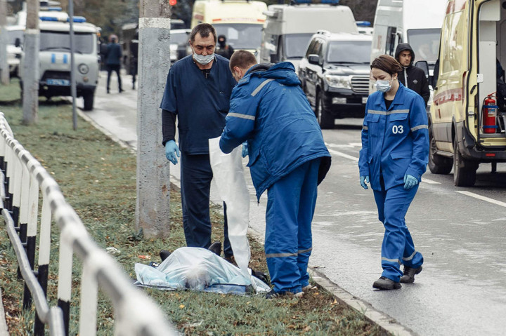 Petugas medis saat akan mengevakuasi jenazah korban penembakan di sekolah No88 di Izhevsk, Rusia pada Senin, 26 September 2022.