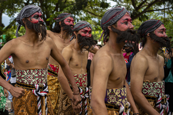 Karnaval tersebut menampilkan keanekaragaman budaya yang ada di Indonesia dan digelar dalam rangka memperingati HUT Kota Palu ke-44 serta diharapkan dapat memperkenalkan dan mempererat silaturahmi antar masyarakat dari berbagai daerah yang bermukim di Kota Palu. 