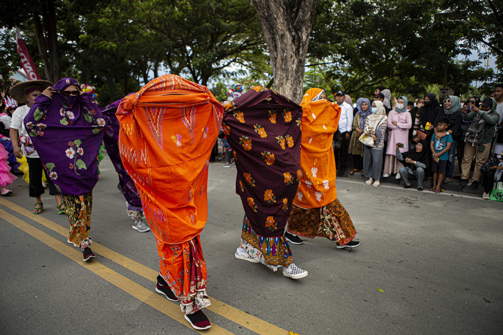 Peserta mengikuti karnaval budaya di Palu, Sulawesi Tengah, Senin, 26 September 2022.
