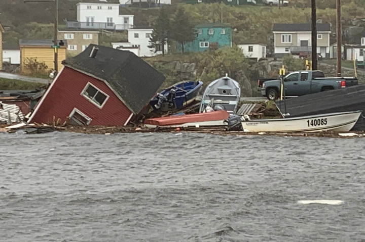 Badai itu membawa angin kencang berkecepatan 130 kilometer per jam, membawa hujan deras serta gelombang tinggi hingga 12 meter, yang meninggalkan kehancuran di seluruh pantai kawasan itu.