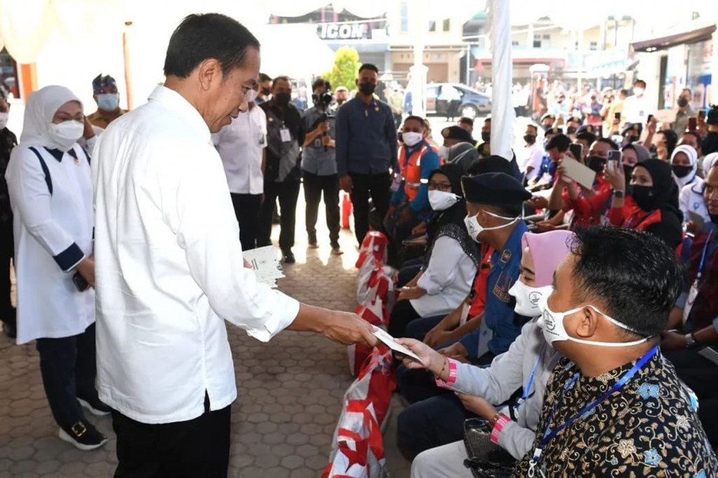 BLT diserahkan secara simbolis kepada perwakilan masyarakat Baubau Presiden Jokowi di Kantor Pos Baubau.