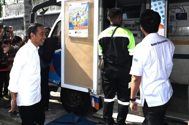 Tidak hanya membagikan BLT secara simbolis, Presiden juga meninjau langsung loket Kantor Pos Baubau yang akan dijadikan tempat bagi masyarakat untuk mengambil BLT dan pencairan BSU. F