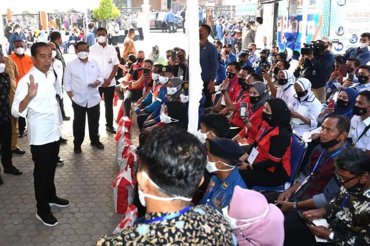 Presiden Joko Widodo membagikan Bantuan Langsung Tunai (BLT) BBM dan Bantuan Subsidi Upah (BSU) kepada masyarakat Kota Baubau, Sulawesi Tenggara, Selasa, 27 September 2022, pagi.