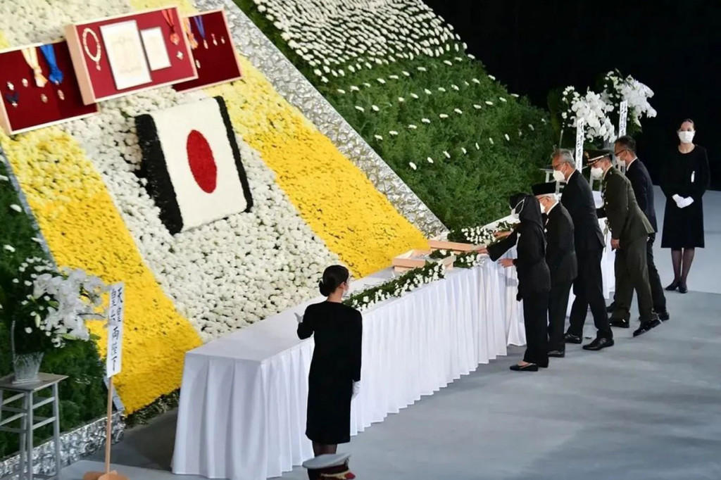 Wakil Presiden, Ma'ruf Amin, beserta Ibu Wury Ma'ruf Amin meletakkan karangan bunga dan memberikan penghormatan terakhir pada mendiang mantan Perdana Menteri Jepang, Shinzo Abe  di Nippon Budokan, Choyoda, Tokyo, Selasa.