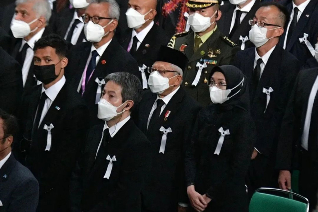 Setelah itu, Ma'ruf beserta seluruh peserta prosesi pemakaman mengheningkan cipta sejenak pada saat hening serta menyaksikan penayangan cuplikan video mendiang Abe.