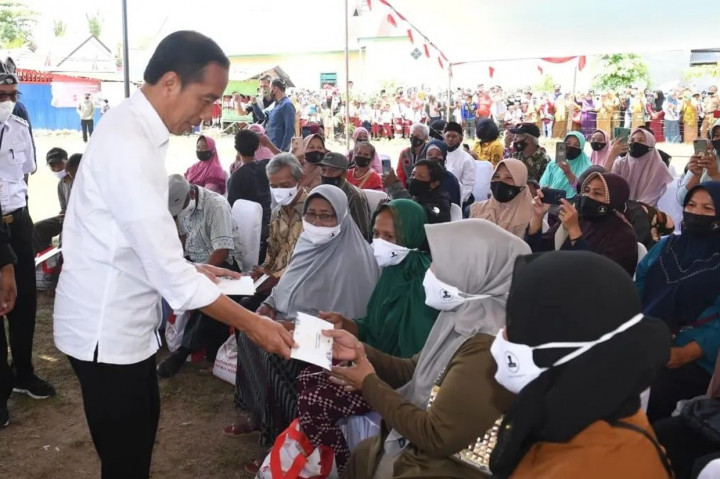 Presiden Joko Widodo meninjau pelaksanaan pemberian Bantuan Subsidi Upah (BSU) dan Bantuan Langsung Tunai (BLT) Bahan Bakar Minyak (BBM) di Kantor Pos Cabang Banabungi, Kabupaten Buton pada Selasa, 27 September 2022.