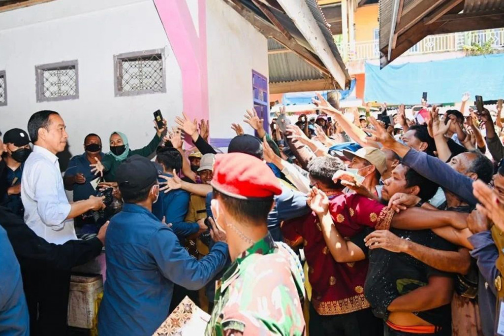 Tampak pula antusiasme masyarakat Kabupaten Buton saat menyambut kedatangan Kepala Negara di pasar tersebut.