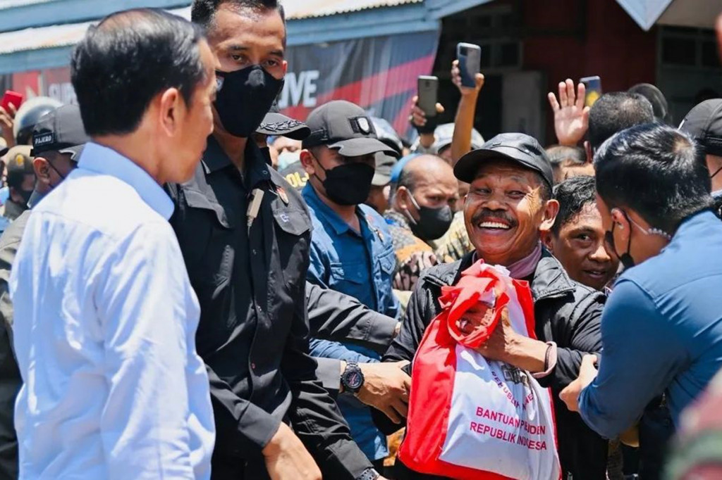 Presiden Jokowi menyapa sekaligus memberikan bantuan sosial kepada para pedagang pasar dan kaki lima.