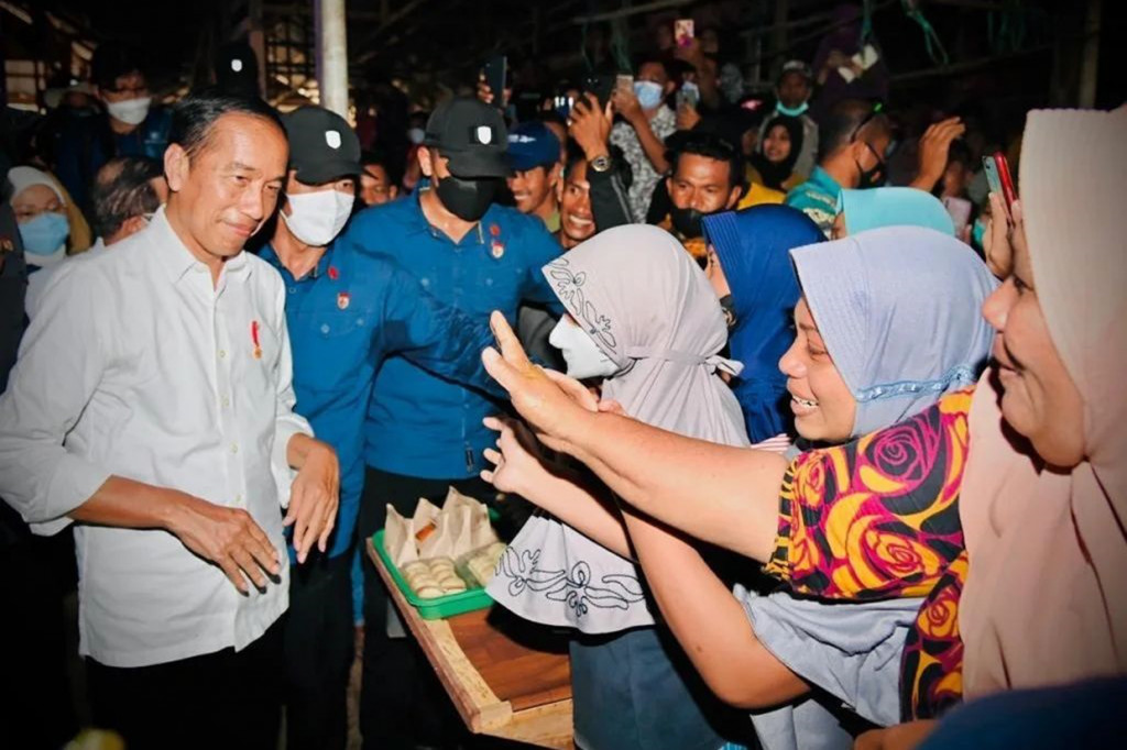 Usai meninjau pelaksanaan pemberian BSU dan BL BBM di Kantor Pos Cabang Banabungi, Presiden Jokowi melanjutkan rangkaian kegiatan di Provinsi Sulawesi Tenggara dengan mengunjungi Pasar Sabho Karya Alam, Kabupaten Buton.