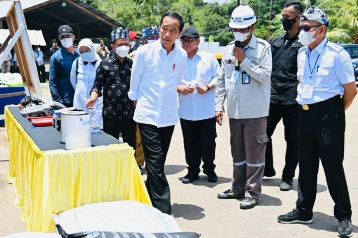 “Ini ada sebuah potensi besar di Provinsi Sulawesi Tenggara yaitu aspal, tambang aspal, di Kabupaten Buton. Yang problem adalah kita ini malah impor sampai kurang lebih 5 juta ton per tahun. Di sini produksi malah tidak dijalankan, ini juga impor terus,” kata Presiden.