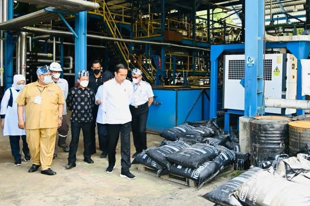 Turut mendampingi Presiden dalam peninjauan antara lain Sekretaris Kabinet Pramono Anung, Menteri Investasi/Kepala Badan Koordinasi dan Penanaman Modal (BKPM) Bahlil Lahadalia, Menteri Ketenagakerjaan Ida Fauziyah, Gubernur Sulawesi Tenggara Ali Mazi, serta Pj. Bupati Buton Basiran.