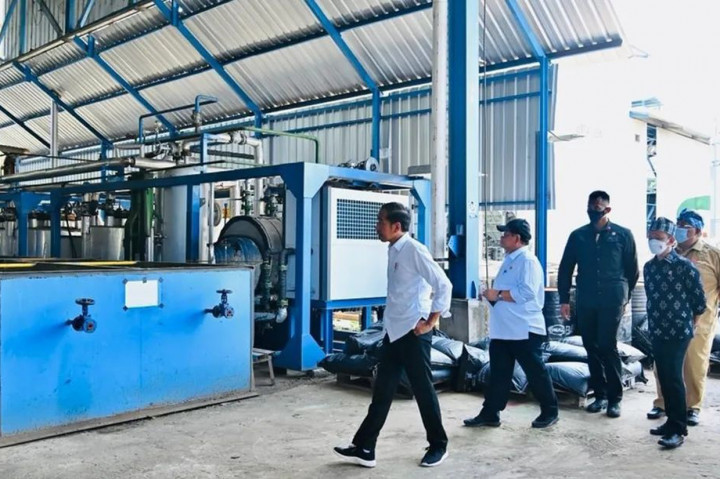 Presiden Joko Widodo mendorong Kabupaten Buton, Sulawesi Tenggara untuk kembali bangkit sebagai wilayah industri penghasil aspal dengan memanfaatkan potensi besar yang ada. Hal tersebut disampaikan Presiden usai meninjau pabrik aspal di PT Wika Bitumen, Kabupaten Buton, Selasa, 27 September 2022.