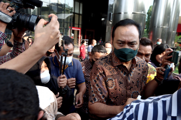 Sigid memilih langsung pergi meninggalkan Gedung Merah Putih KPK. Tidak ada satu pun pertanyaan pewarta yang dijawab olehnya. Termasuk, kabar yang menyebut adanya pertemuan antara Sigid dengan Bupati nonaktif Pemalang Mukti Agung Wibowo sebelum ditangkap KPK.