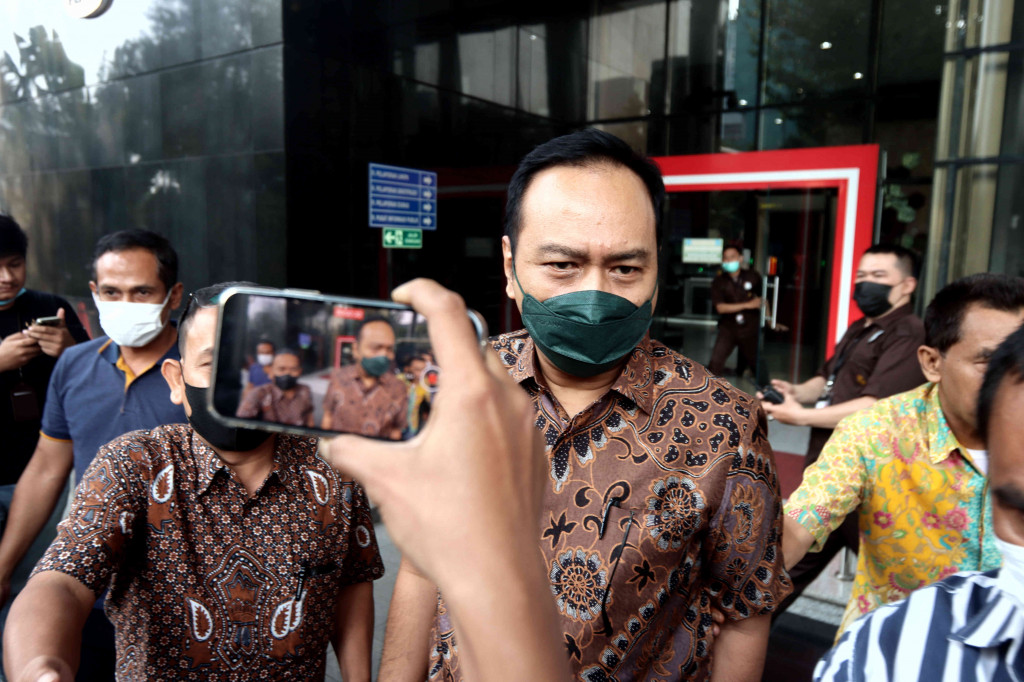 Sigid diperiksa terkait kasus dugaan suap yang melibatkan Bupati Pemalang nonaktif Mukti Agung Wibowo. Sigit keluar dari ruang penyidikan sekitar pukul 15.51 WIB. Dia keluar didampingi dengan beberapa orang pengawalnya.