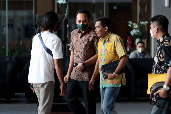 Pengusaha Sigid Haryo Wibisono (batik coklat) usai menjalani pemeriksaan di Gedung Merah Putih KPK, Jakarta, Selasa, 27 September 2022.
