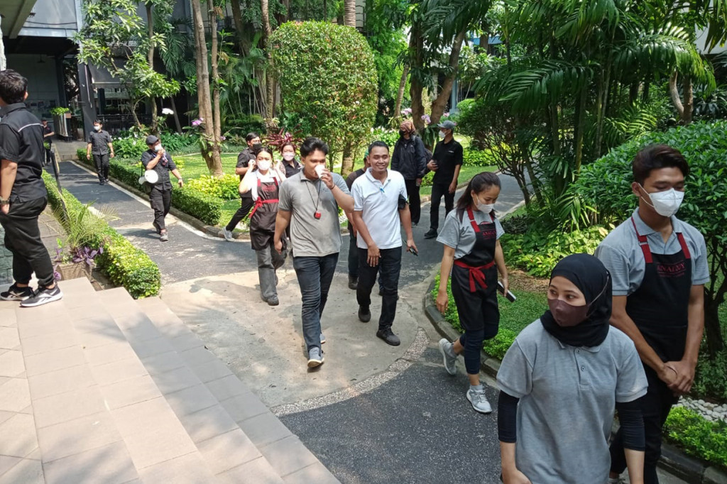 Puluhan karyawan Media Group di Kedoya, Kebon Jeruk, Jakarta Barat, Selasa, 27 September 2022, tiba-tiba berhamburan keluar gedung saat alarm kebakaran tiba-tiba berbunyi.