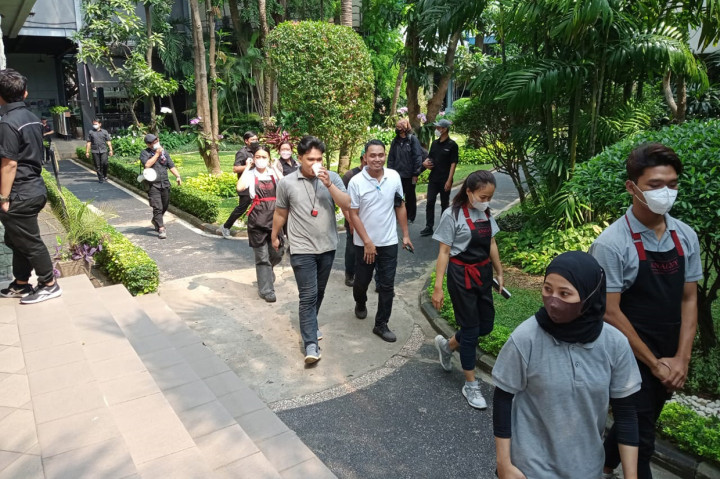 Puluhan karyawan Media Group di Kedoya, Kebon Jeruk, Jakarta Barat, Selasa, 27 September 2022, tiba-tiba berhamburan keluar gedung saat alarm kebakaran tiba-tiba berbunyi.