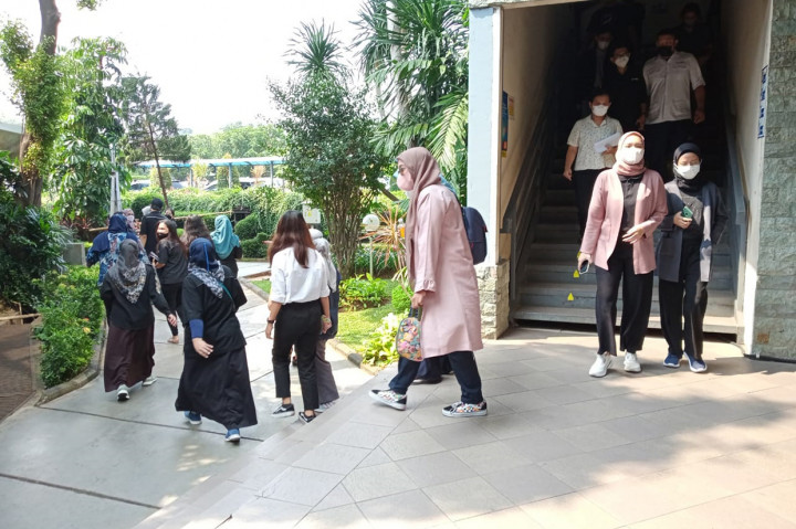 Mereka berlarian menuju ke tangga darurat dan bergegas menuju lapangan parkir untuk mencari tempat yang lebih aman.