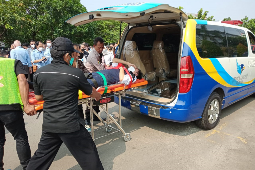 Sang karyawan lantas digotong menuju ambulans dan dilarikan ke 'rumah sakit'.