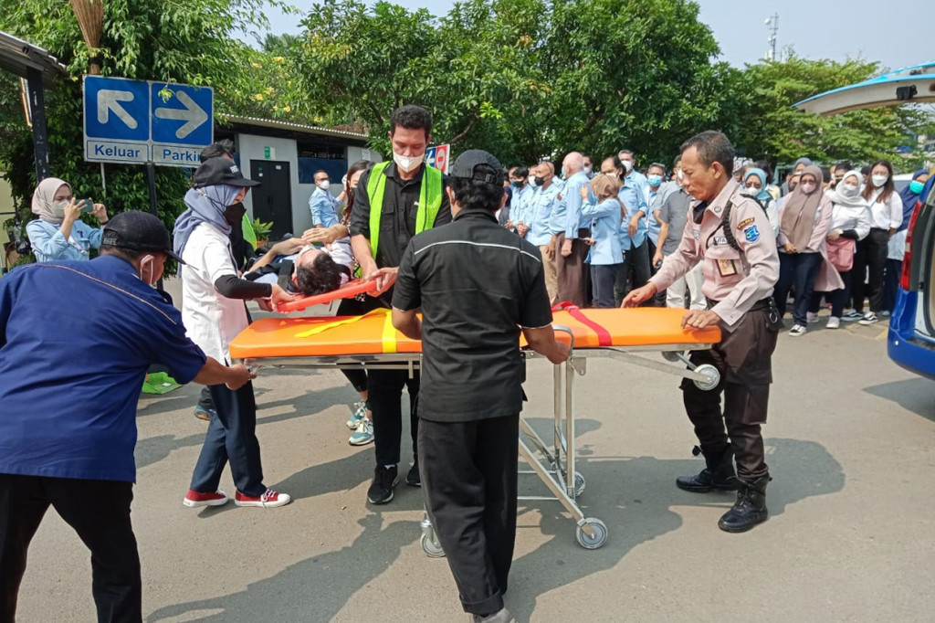 Sesaat kemudian seorang karyawan yang 'luka-luka', terlihat dibawa dengan tandu. Ambulans dari kejauhan dengan sirine yang dibunyikan kemudian datang.