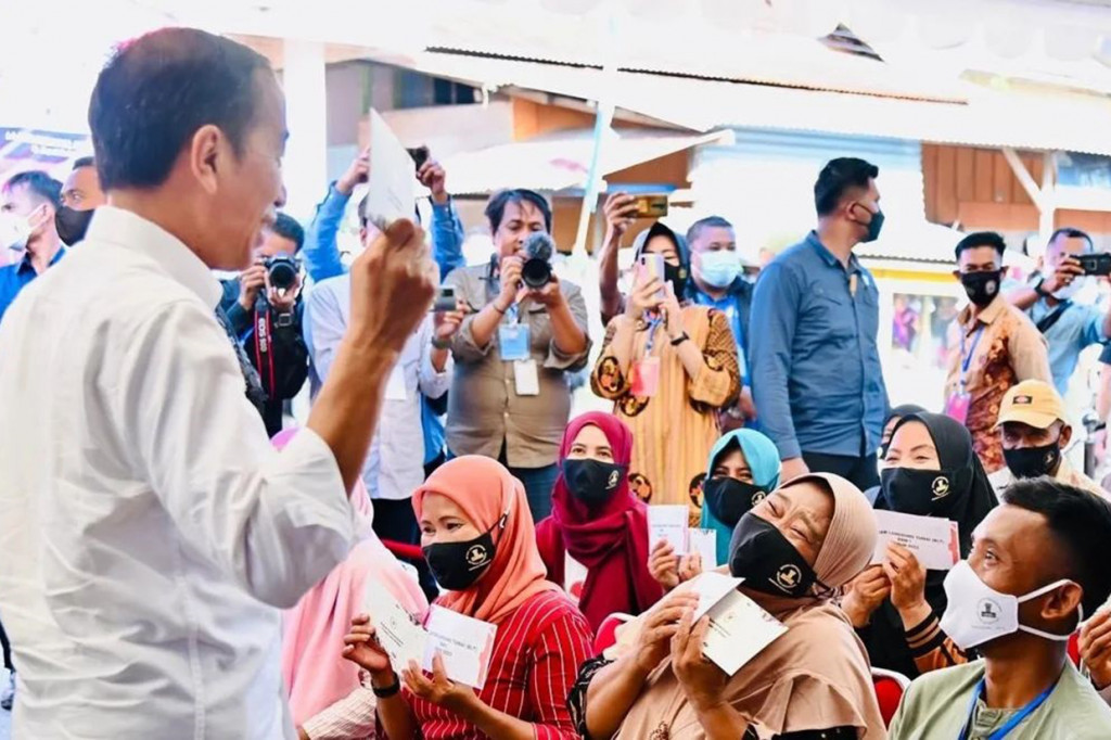 Tiba di Kantor Pos Batuaga, Presiden disambut Pj. Bupati Buton Selatan La Ode Budiman. Setelah itu, Presiden langsung menyerahkan BLT BBM dan bantuan sembako kepada peserta Program Keluarga Harapan (PKH).