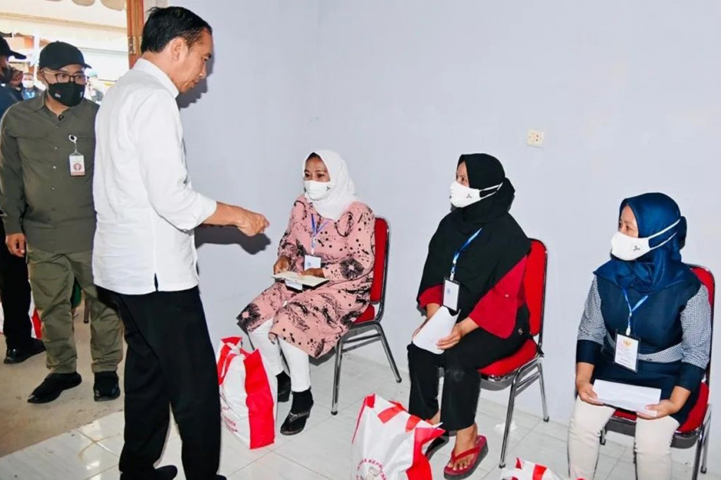 Presiden menjelaskan bahwa bantuan tersebut digunakan untuk menambah modal usaha.