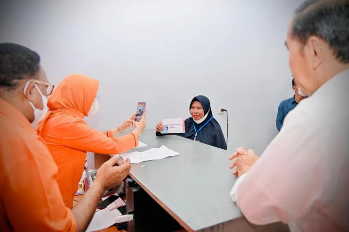 Penyerahan BLT BBM tersebut dilaksanakan di Kantor Pos Cabang Batauga, Kabupaten Buton Selatan.