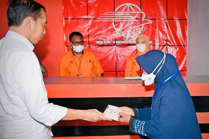 Setelah meninjau langsung pembagian BLT BBM dan BSU di Kota Baubau dan Kabupaten Buton, Presiden Joko Widodo menyerahkan langsung pembagian BLT BBM di Kabupaten Buton Selatan, Provinsi Sulawesi Tenggara, pada Selasa sore, 27 September 2022.