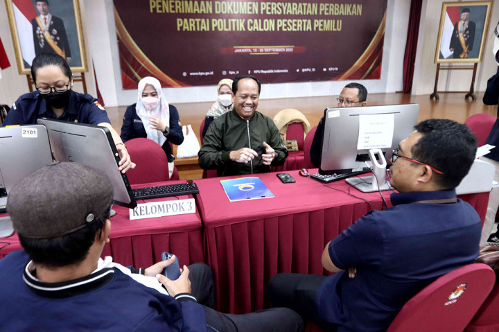 Wasekjend Ideologi Organisasi dan Kaderisasi Partai NasDem Dedy Ramanta, menyerahkan dokumen perbaikan data Sipol kepada petugas KPU, di Gedung KPU, Jakarta, Selasa, 27 September 2022.