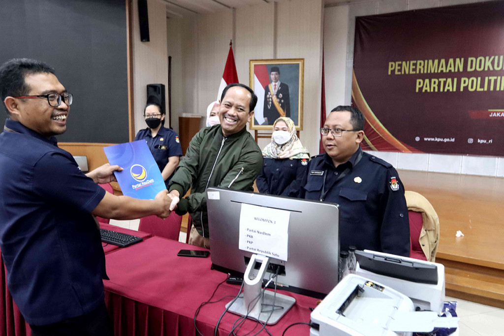 Partai NasDem menjadi salah satu parpol yang mendatangi KPU untuk melakukan perbaikan data Sipol. Selain Partai NasDem, beberapa parpol juga mendatangi KPU untuk melakukan konsultasi atau menyerahkan sejumlah berkas terkait dengan perbaikan data Sipol di antaranya Partai Demokrat dan PPP. 