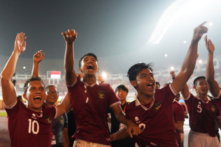 (Dari kiri) Egy Maulana Vikri, Marselino Ferdinan, dan Pratama Arhan melakukan selebrasi seusai timnas Indonesia mengalahkan Curacao 2-1 di Stadion Pakansari, Bogor, Jawa Barat, Selasa, 27 September 2022 malam.