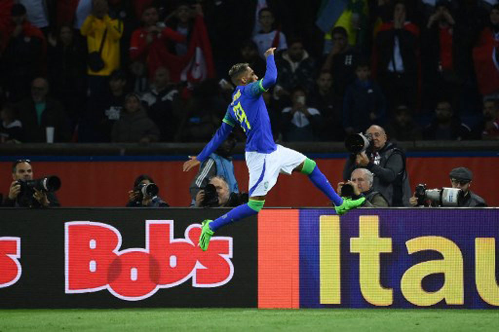 Selebrasi Raphinha usai membuka keunggulan Tim Samba lewat sundulan pada menit ke-11, meneruskan bola lambung dari Casemiro yang melewati jangkauan kiper Tunisia, Aymen Dahmen. Skor menjadi 1-0.