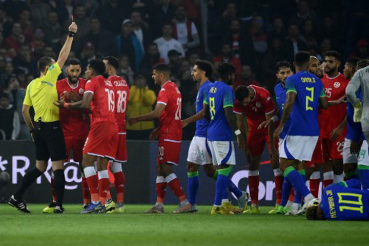 Petaka bagi Tunisia yang barus bermain dengan sepuluh orang tiga menit sebelum turun minum. Dylan Bronn mendapatkan kartu merah setelah melakukan tekel berbahaya kepada Neymar. Babak pertama berakhir dengan keunggulan 4-1 untuk Brasil.