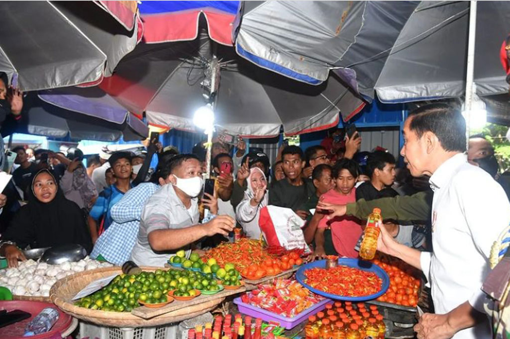 Presiden Joko Widodo menyapa para pedagang di Pasar Higienis Bahari Berkesan di Kota Ternate, Provinsi Maluku Utara, Rabu, 28 September 2022 pagi.